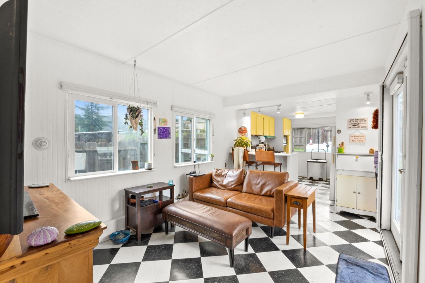 648 Farasi Lane