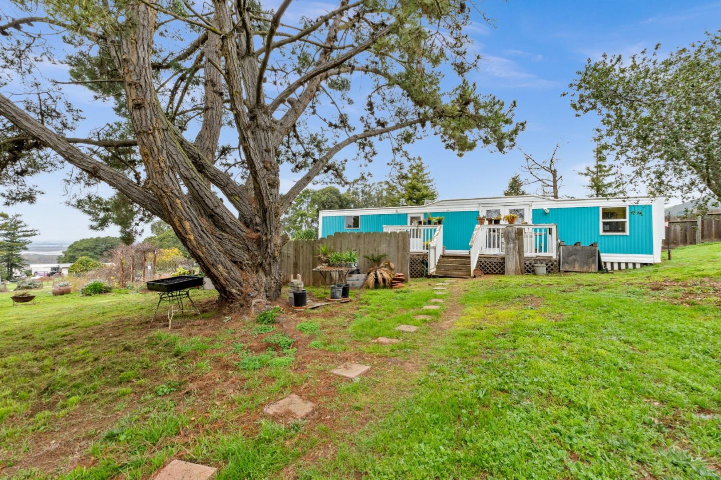 648 Farasi Lane
