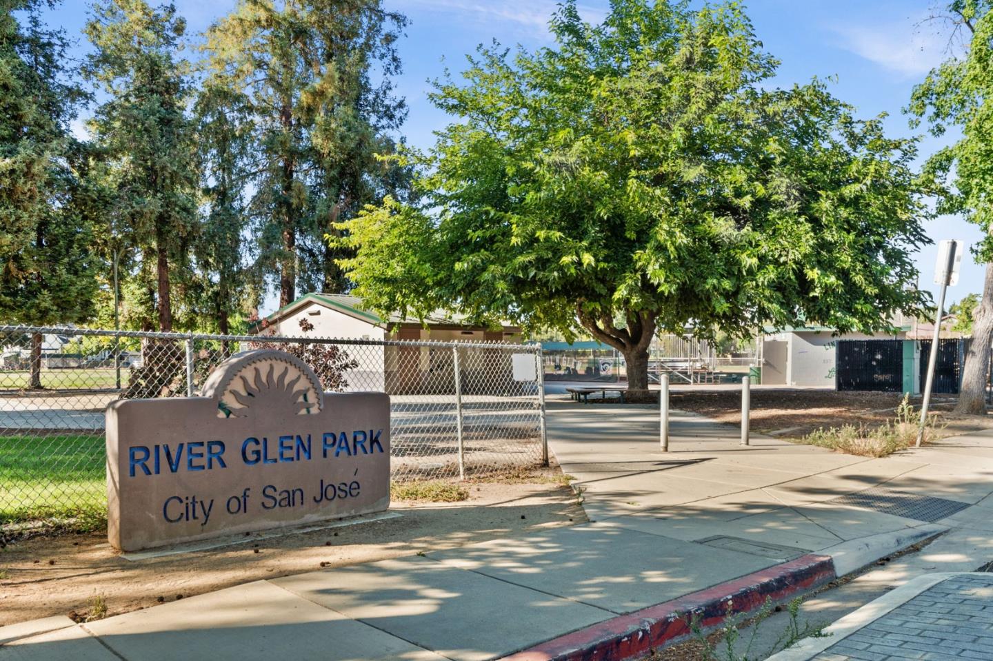 910 Pine Avenue