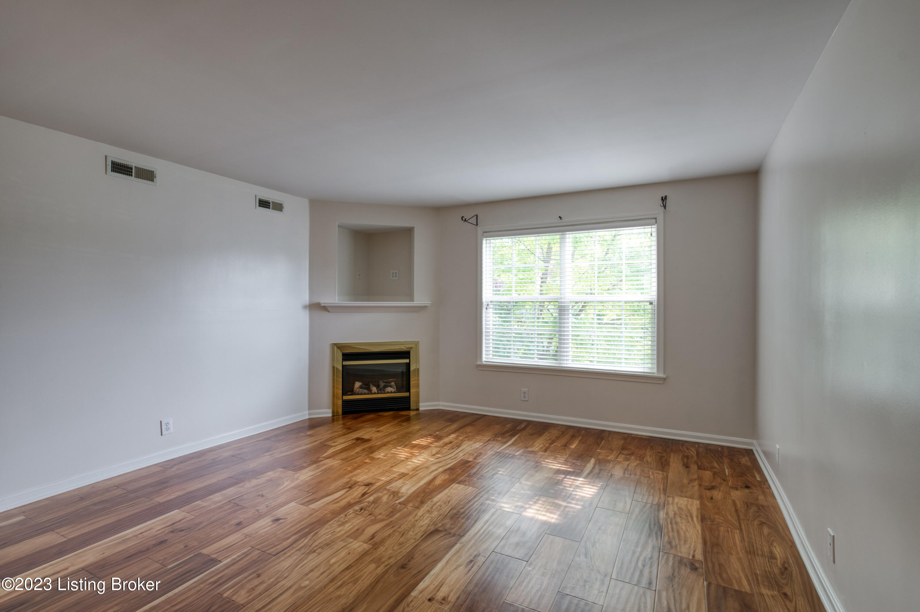 1038 Brent St, 102