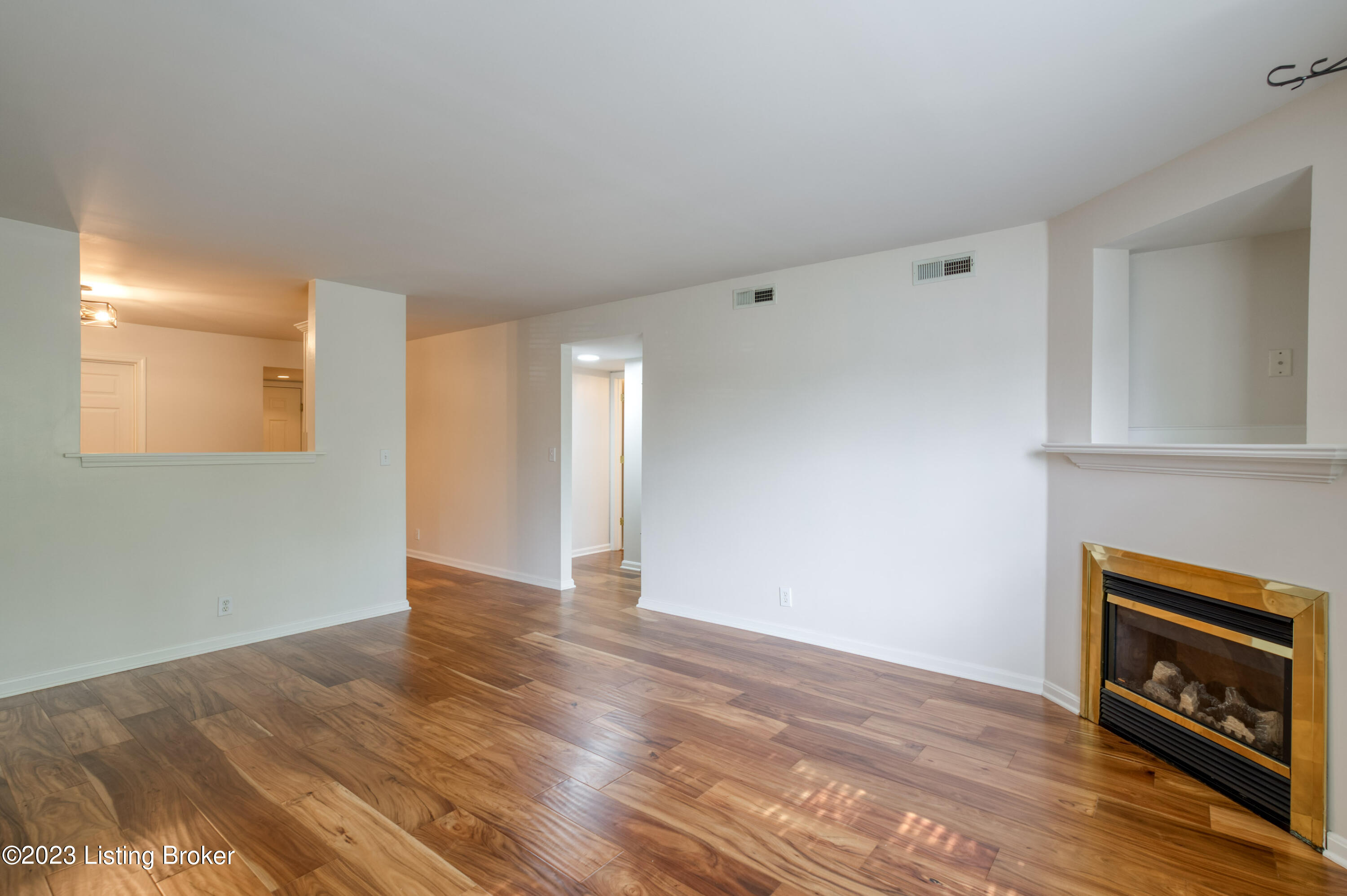 1038 Brent St, 102