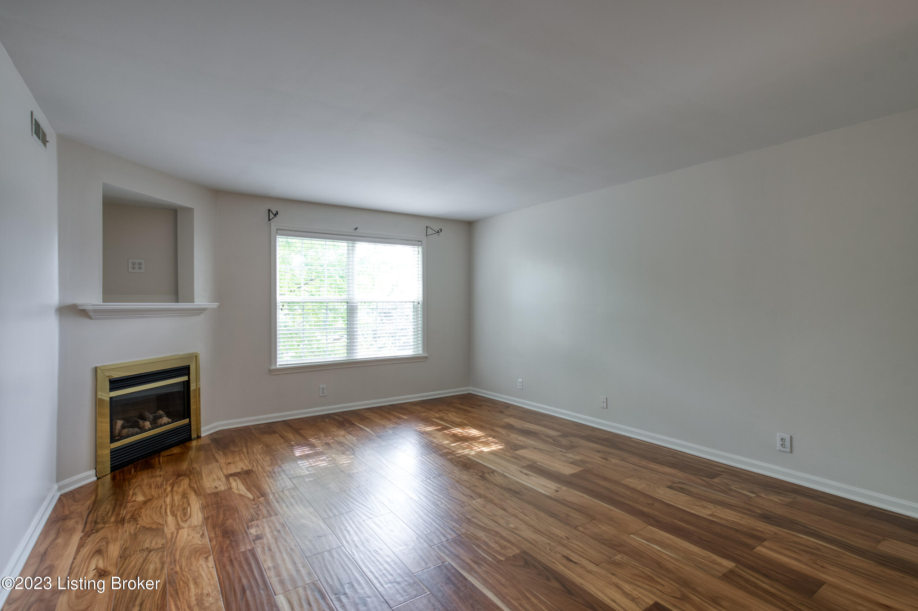 1038 Brent St, 102