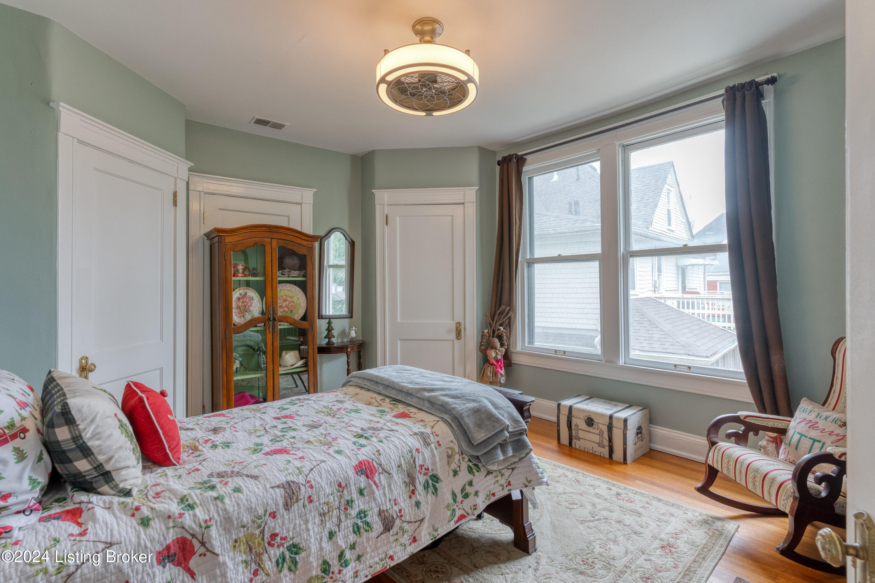 102 Crescent Ct, 4