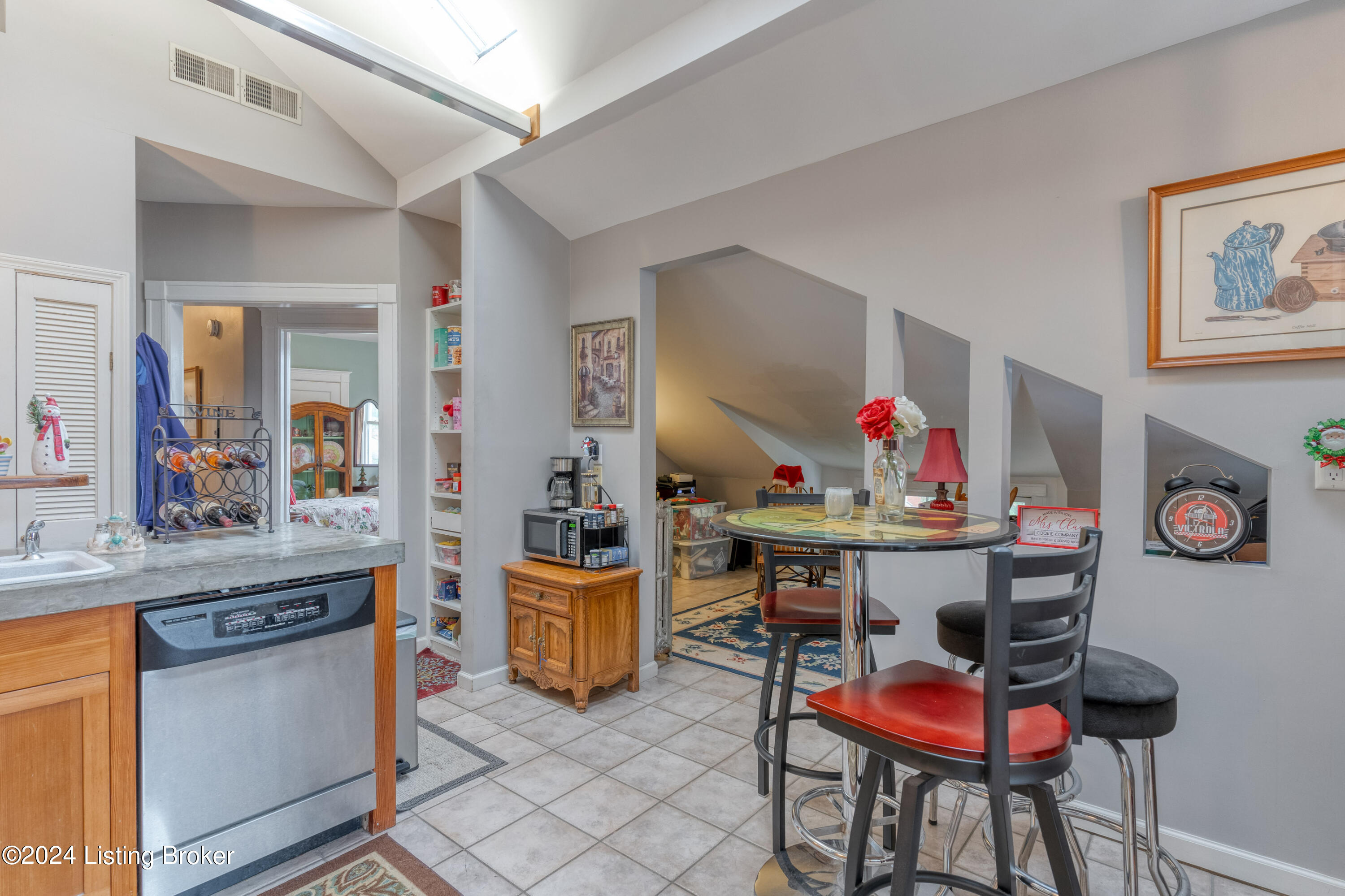 102 Crescent Ct, 4