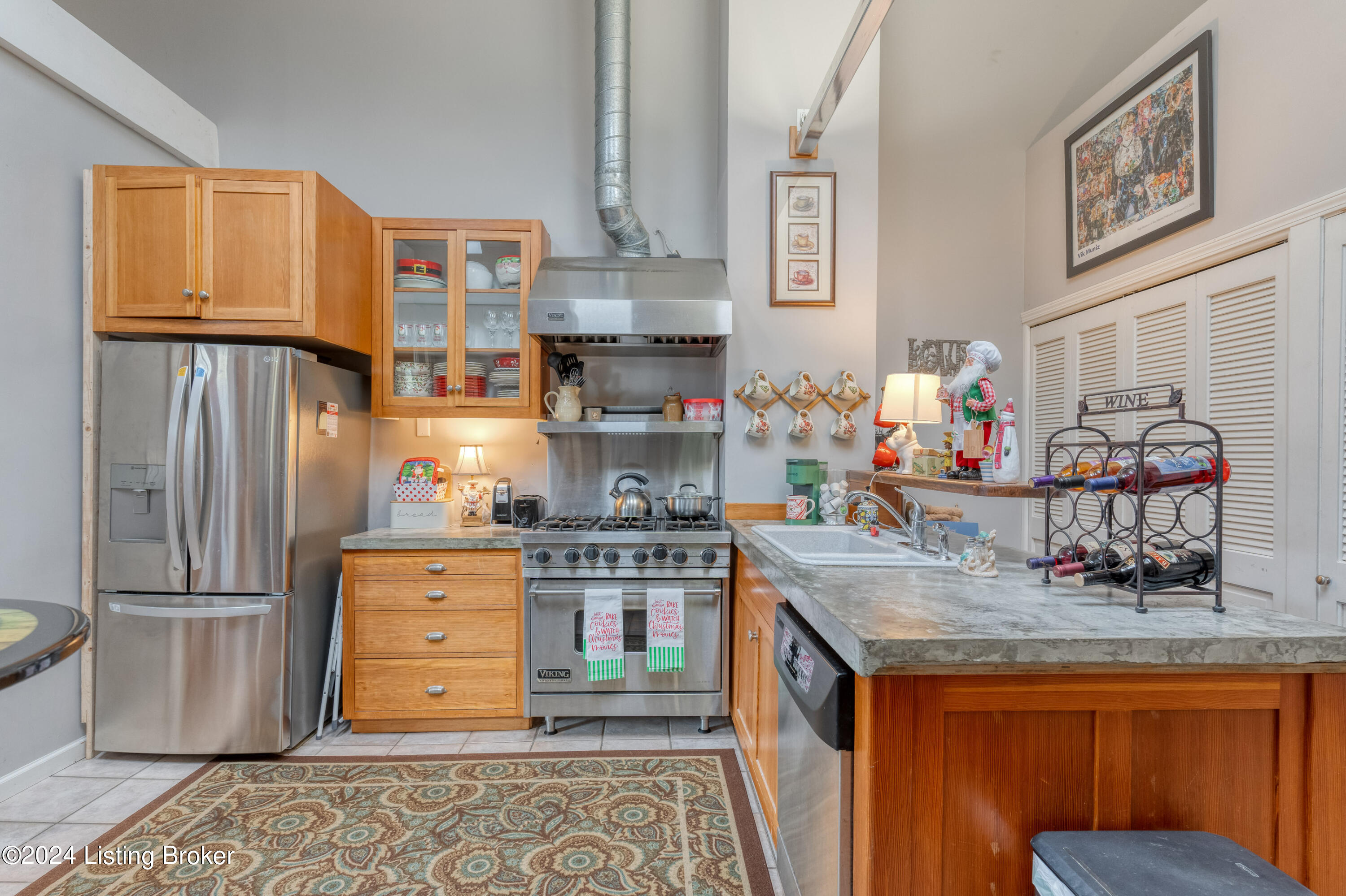 102 Crescent Ct, 4