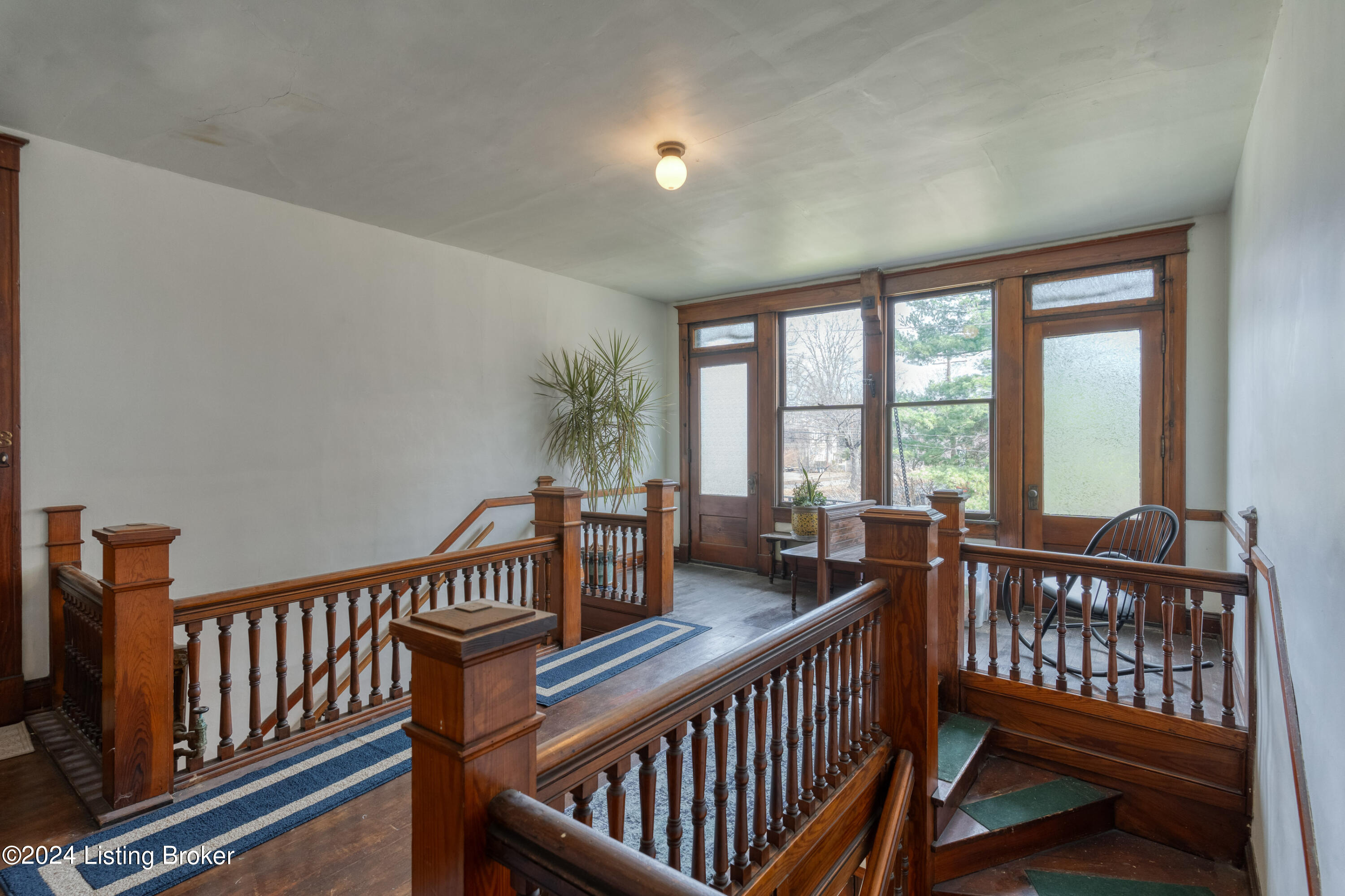 102 Crescent Ct, 4