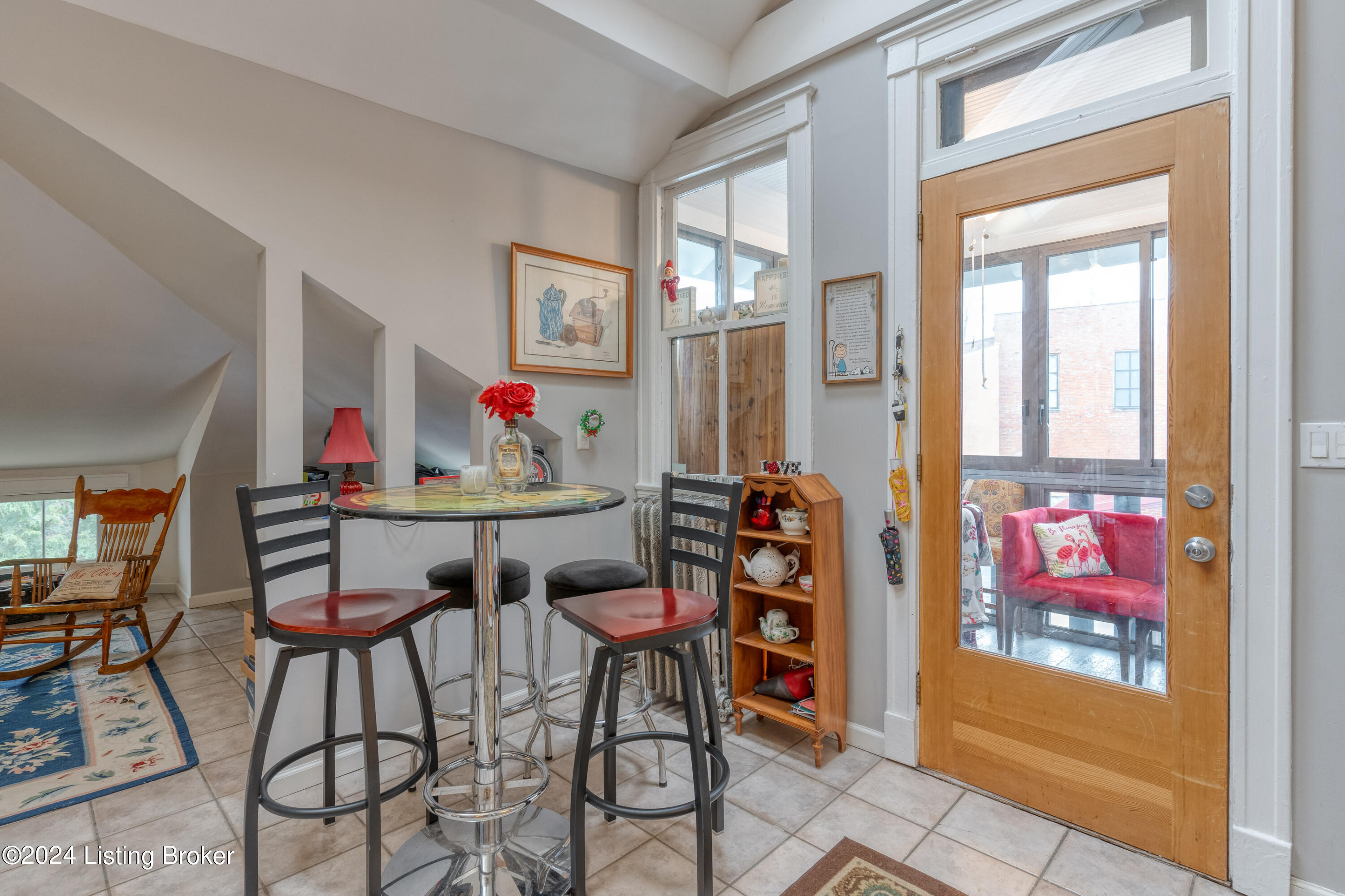 102 Crescent Ct, 4