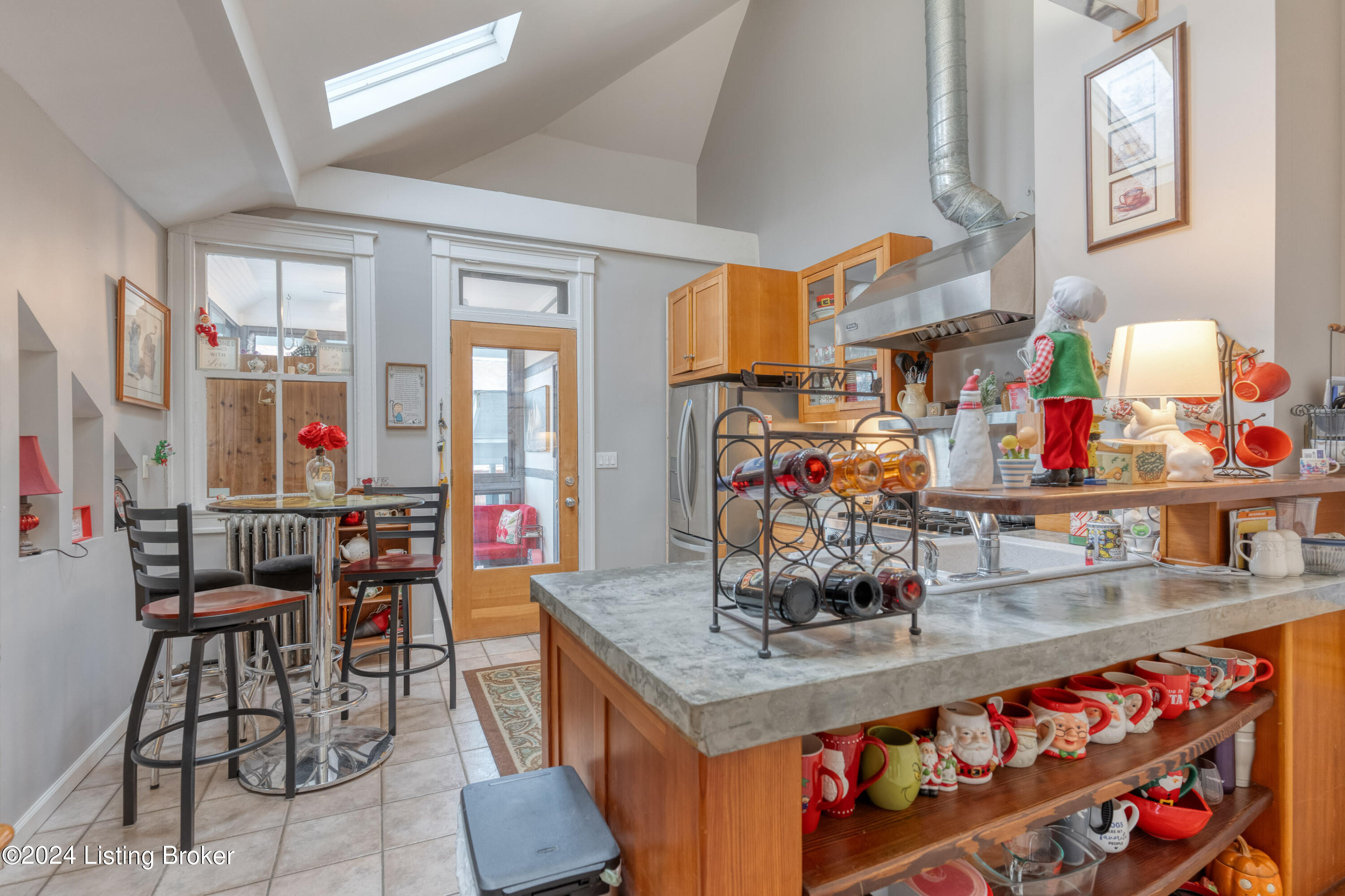 102 Crescent Ct, 4