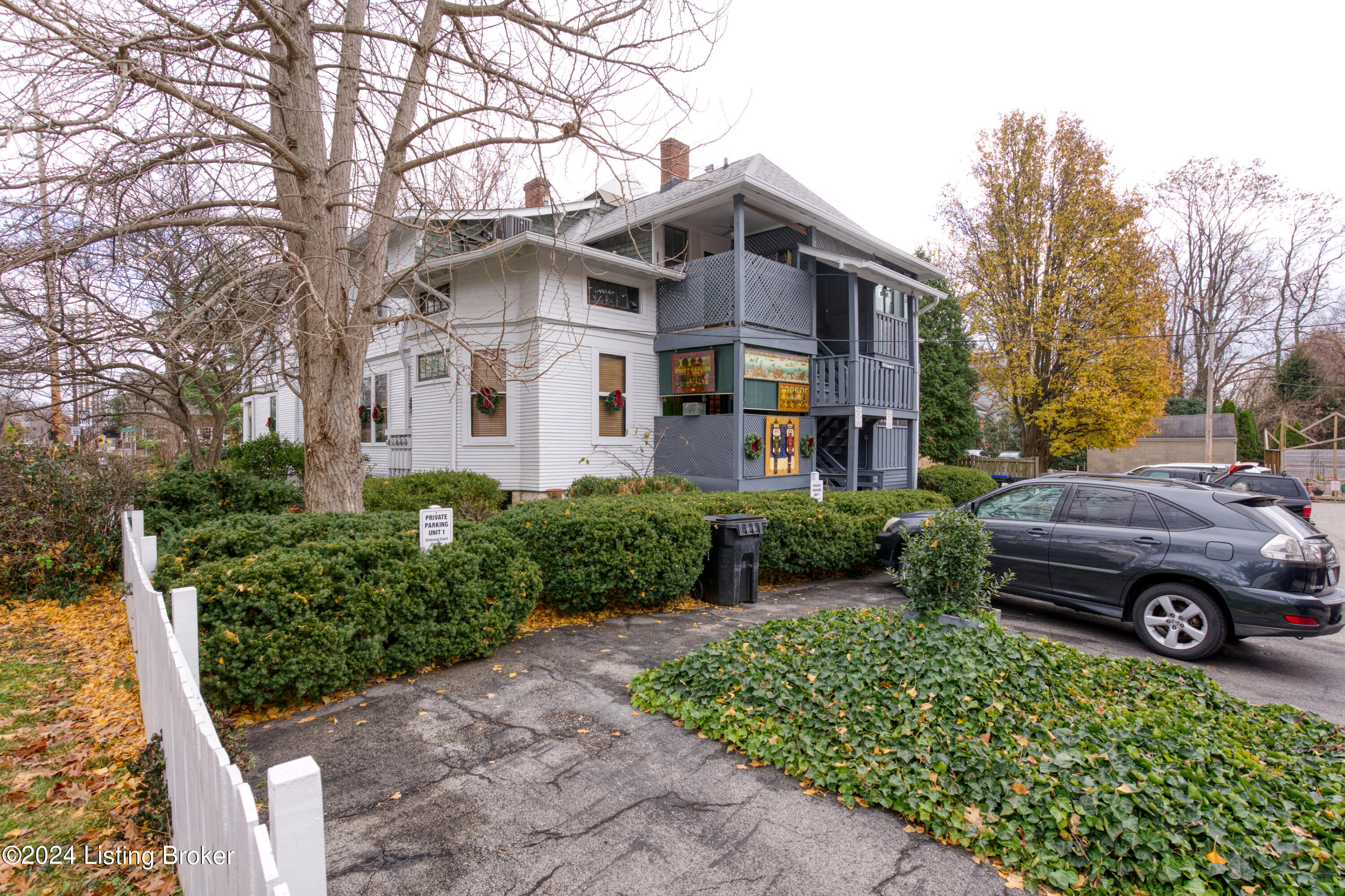 102 Crescent Ct, 4