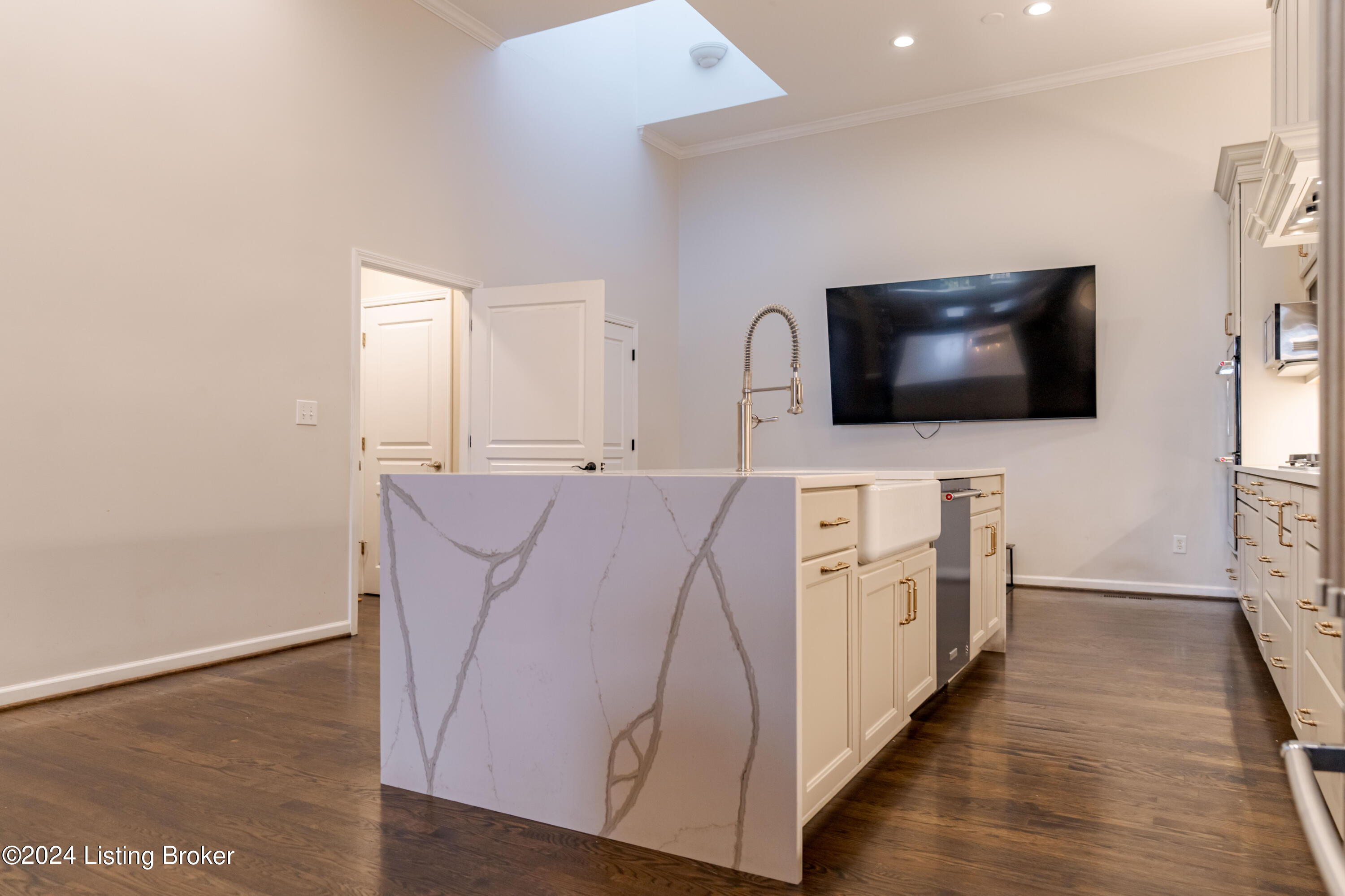 2606 Alia Cir
