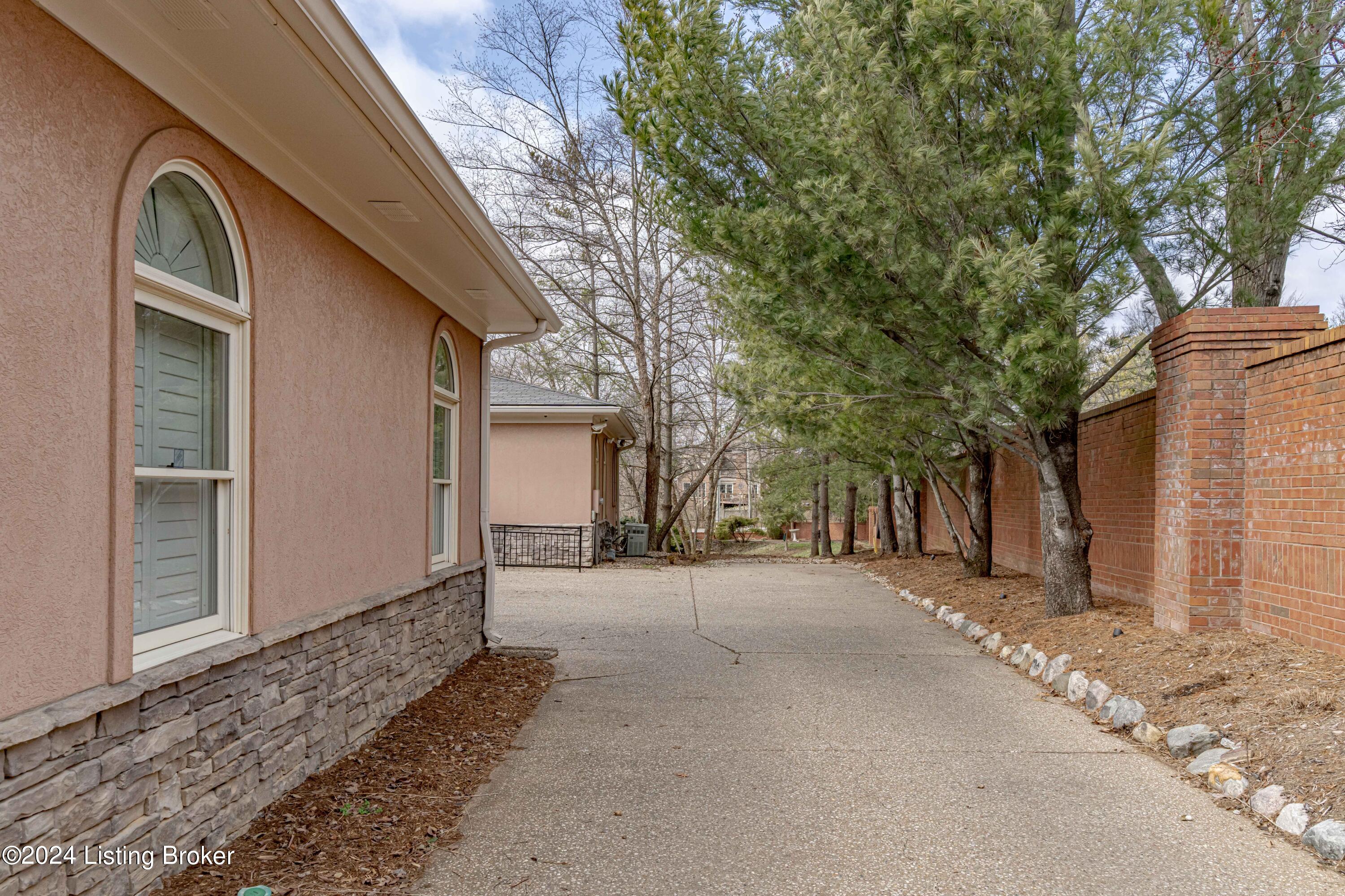 2606 Alia Cir