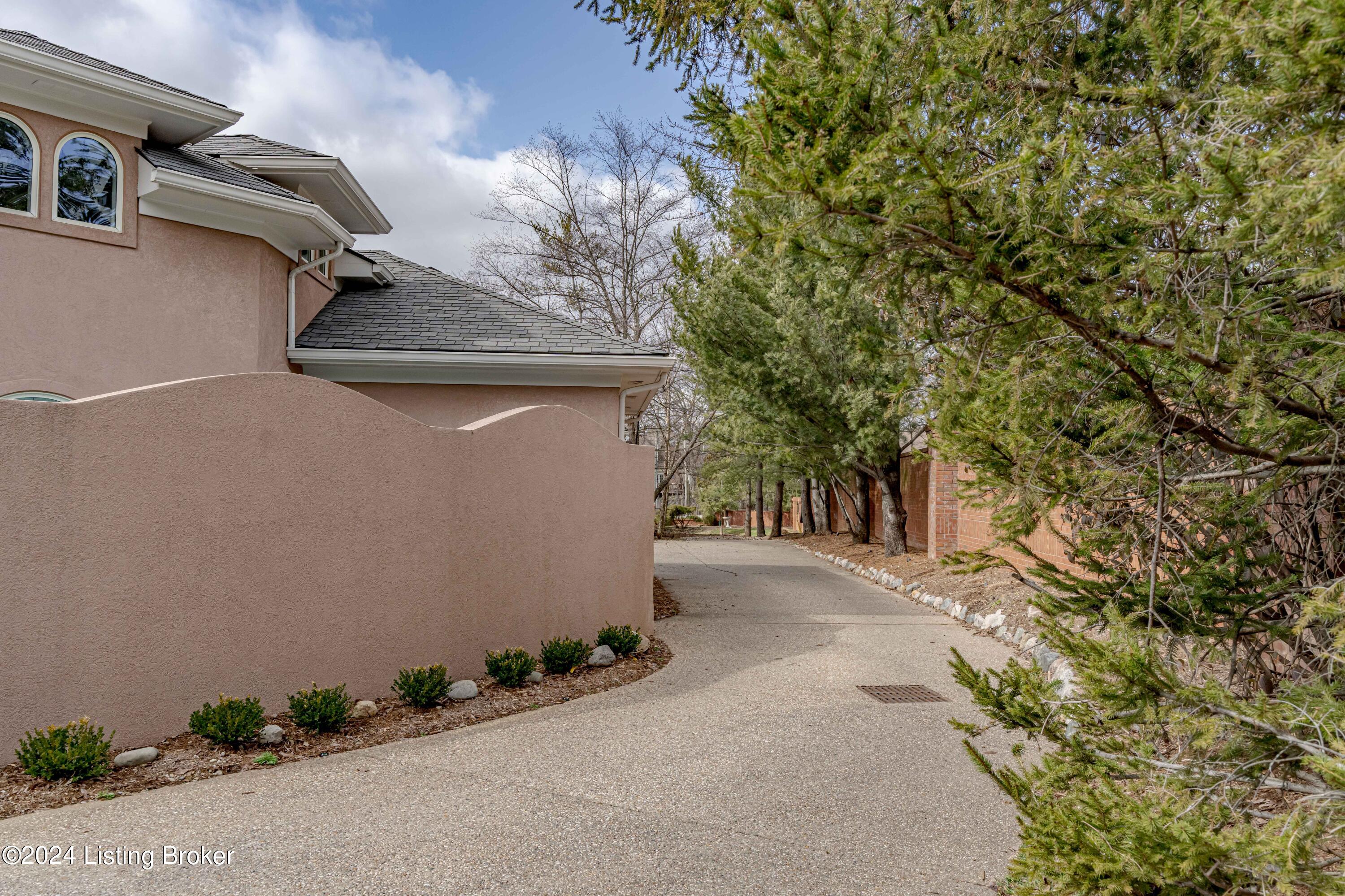 2606 Alia Cir