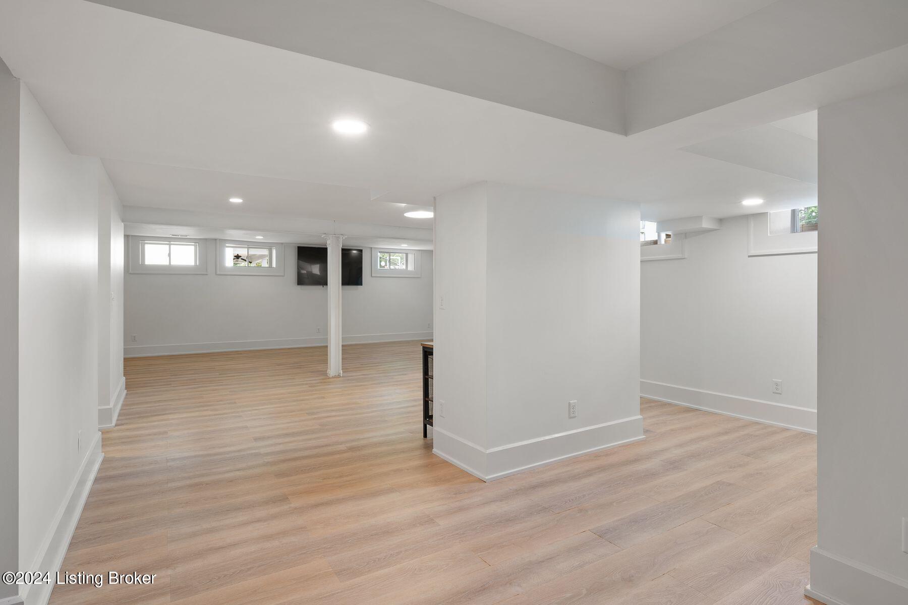 2119 Woodford Pl