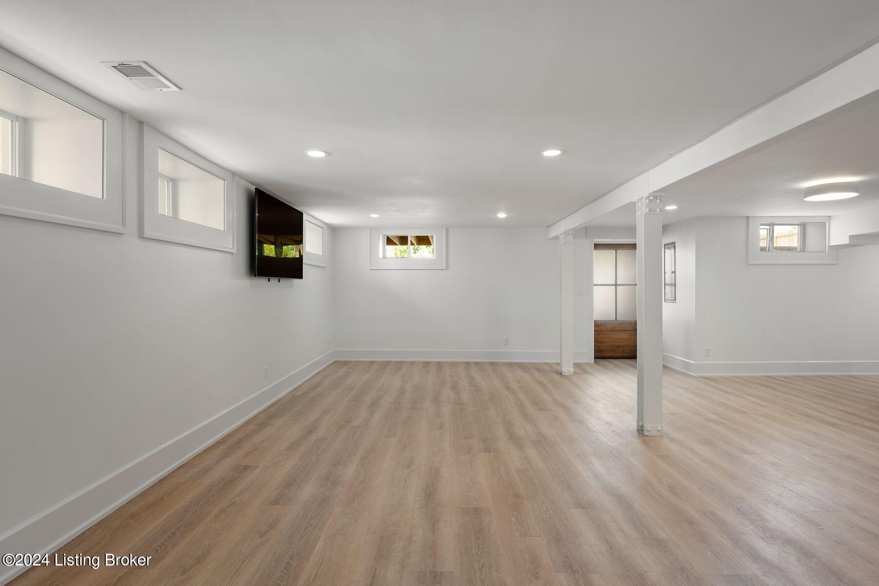 2119 Woodford Pl