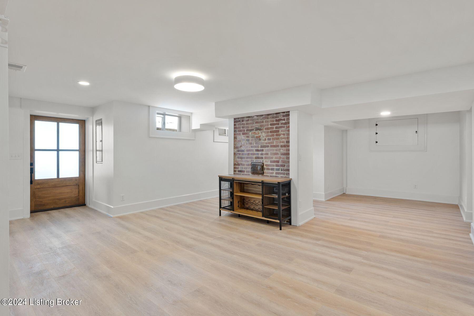 2119 Woodford Pl