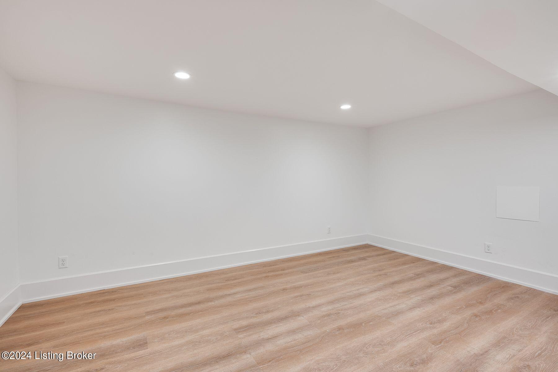 2119 Woodford Pl