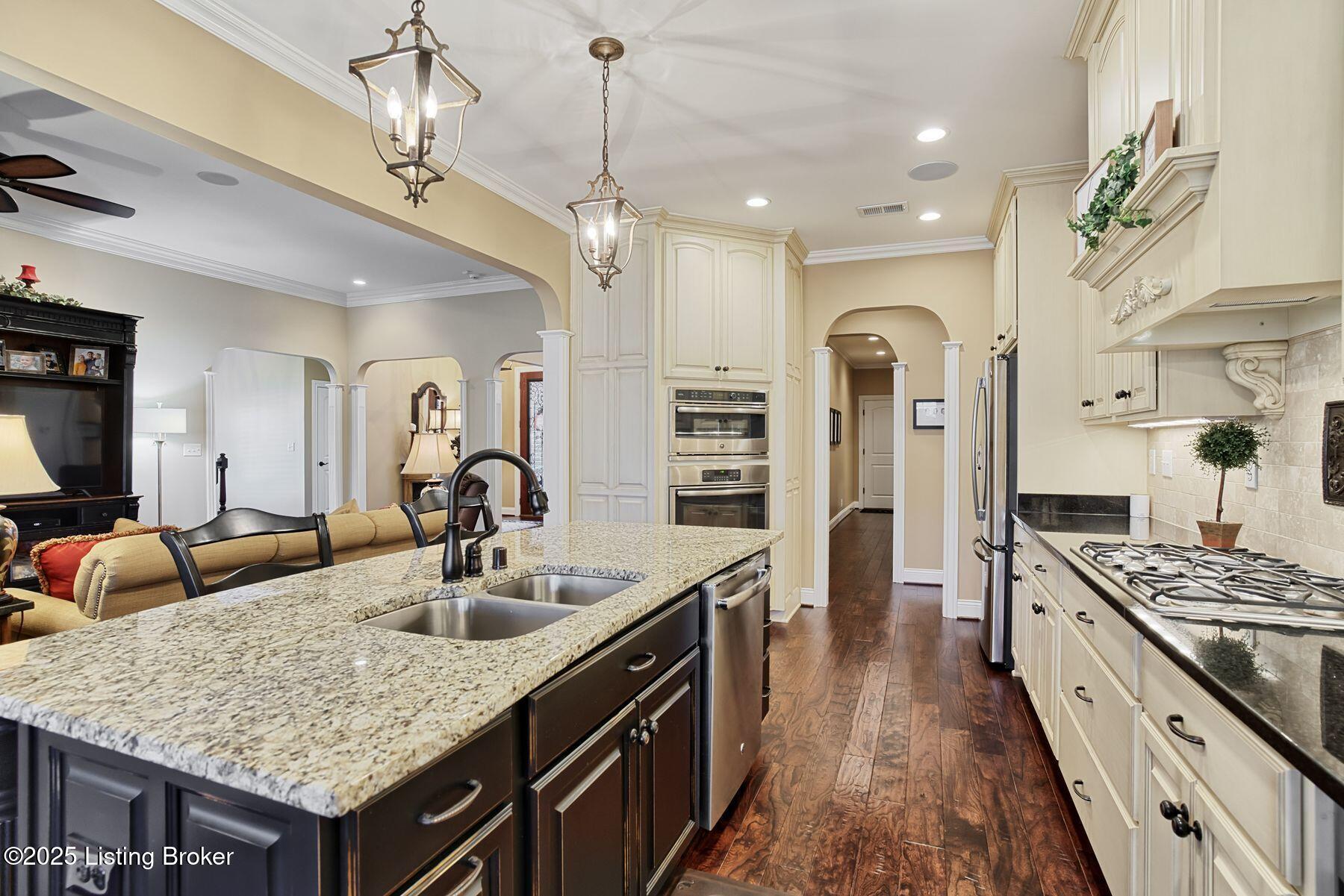 200 Queensway Park Pl