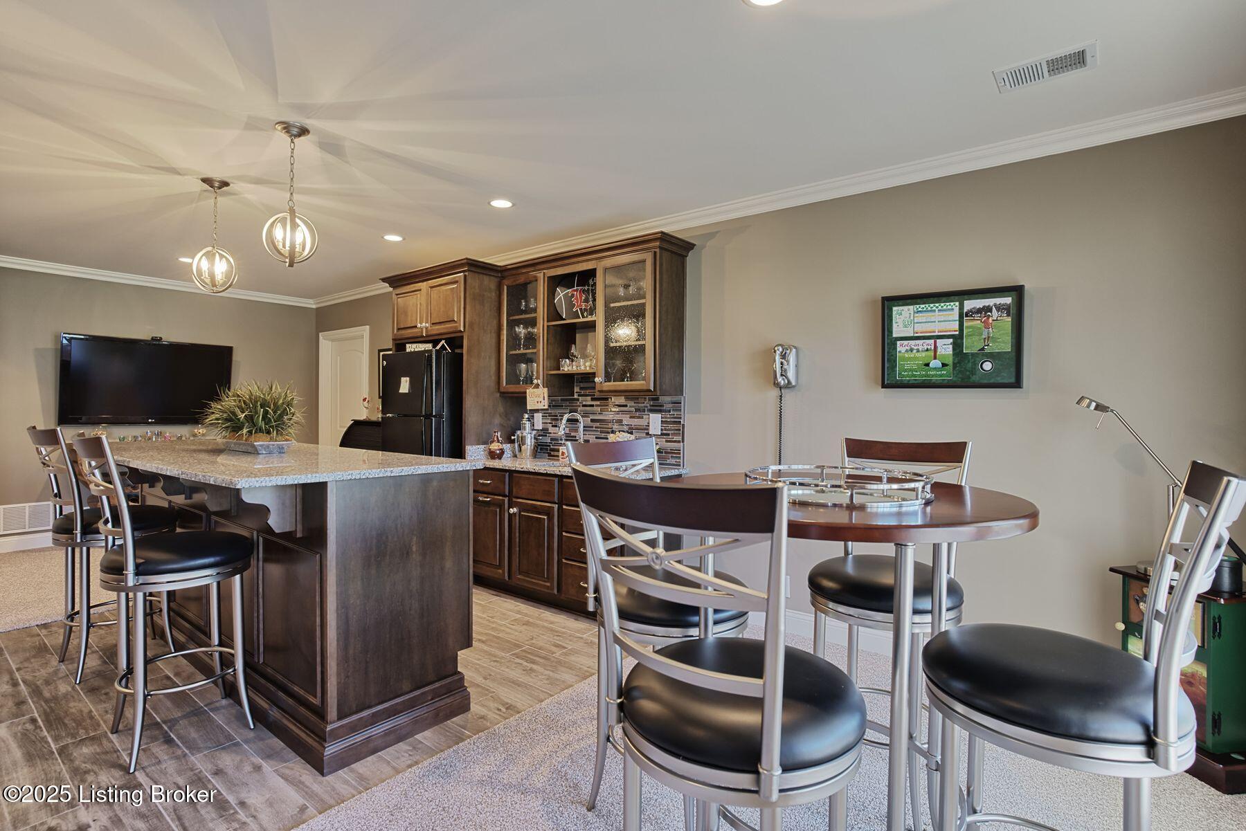 200 Queensway Park Pl