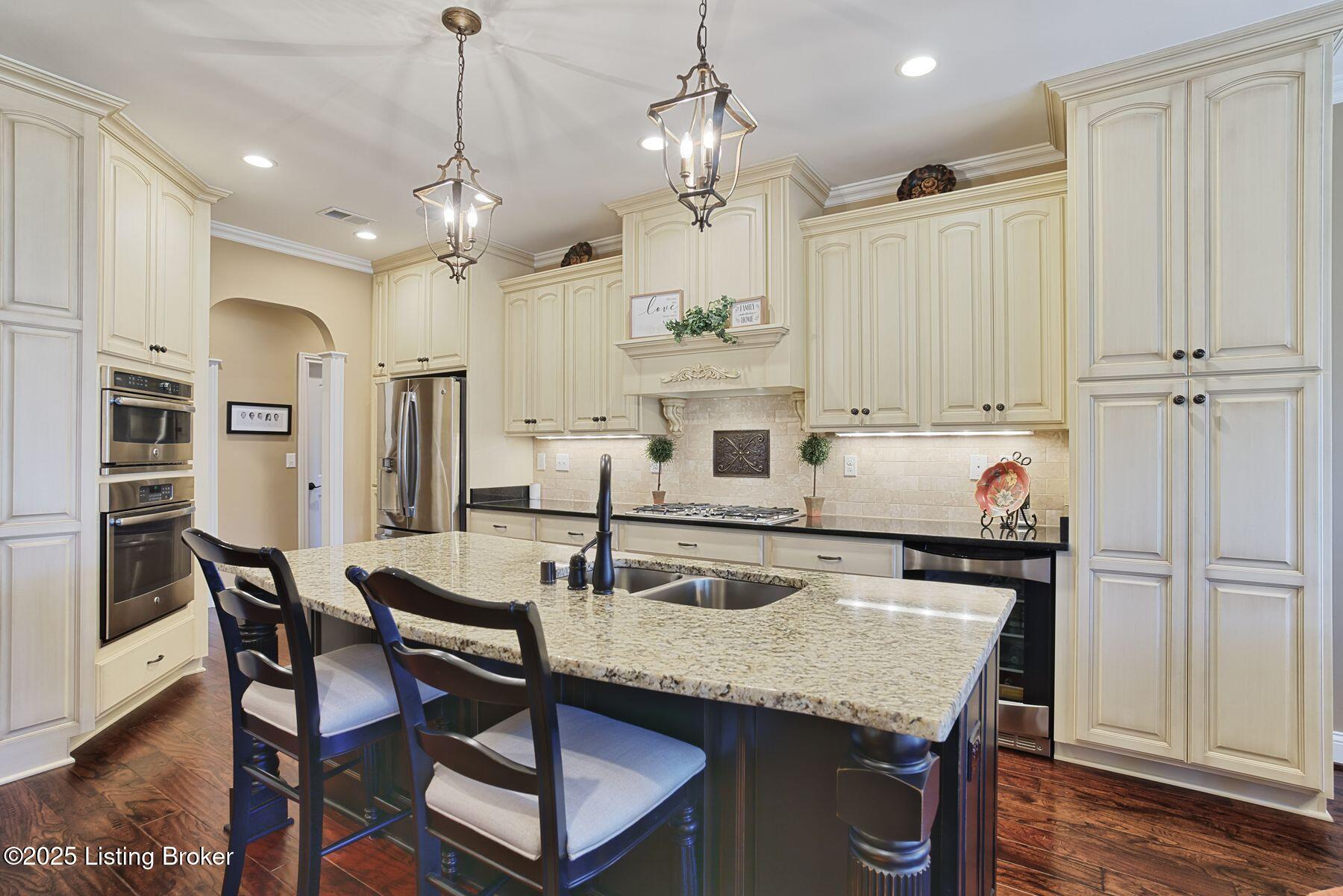 200 Queensway Park Pl
