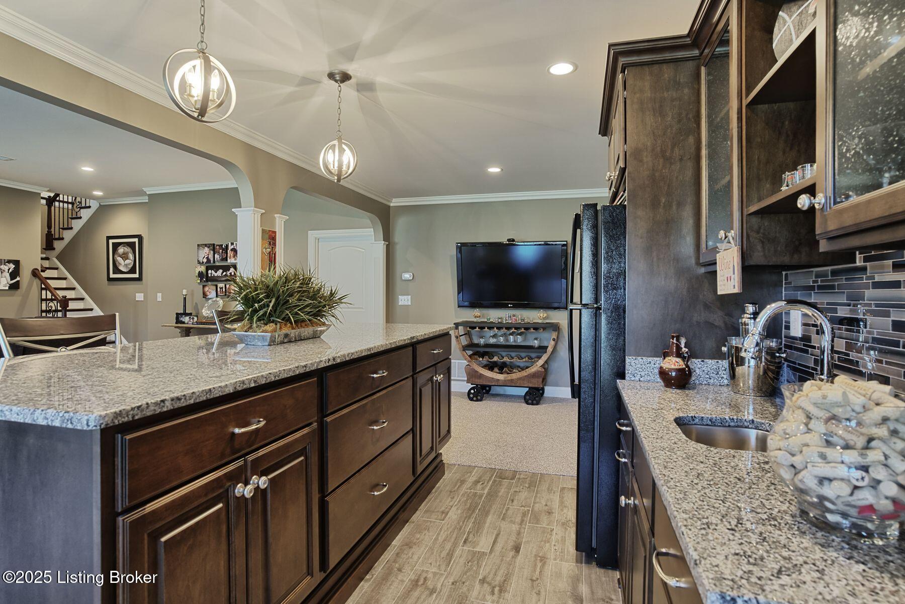 200 Queensway Park Pl