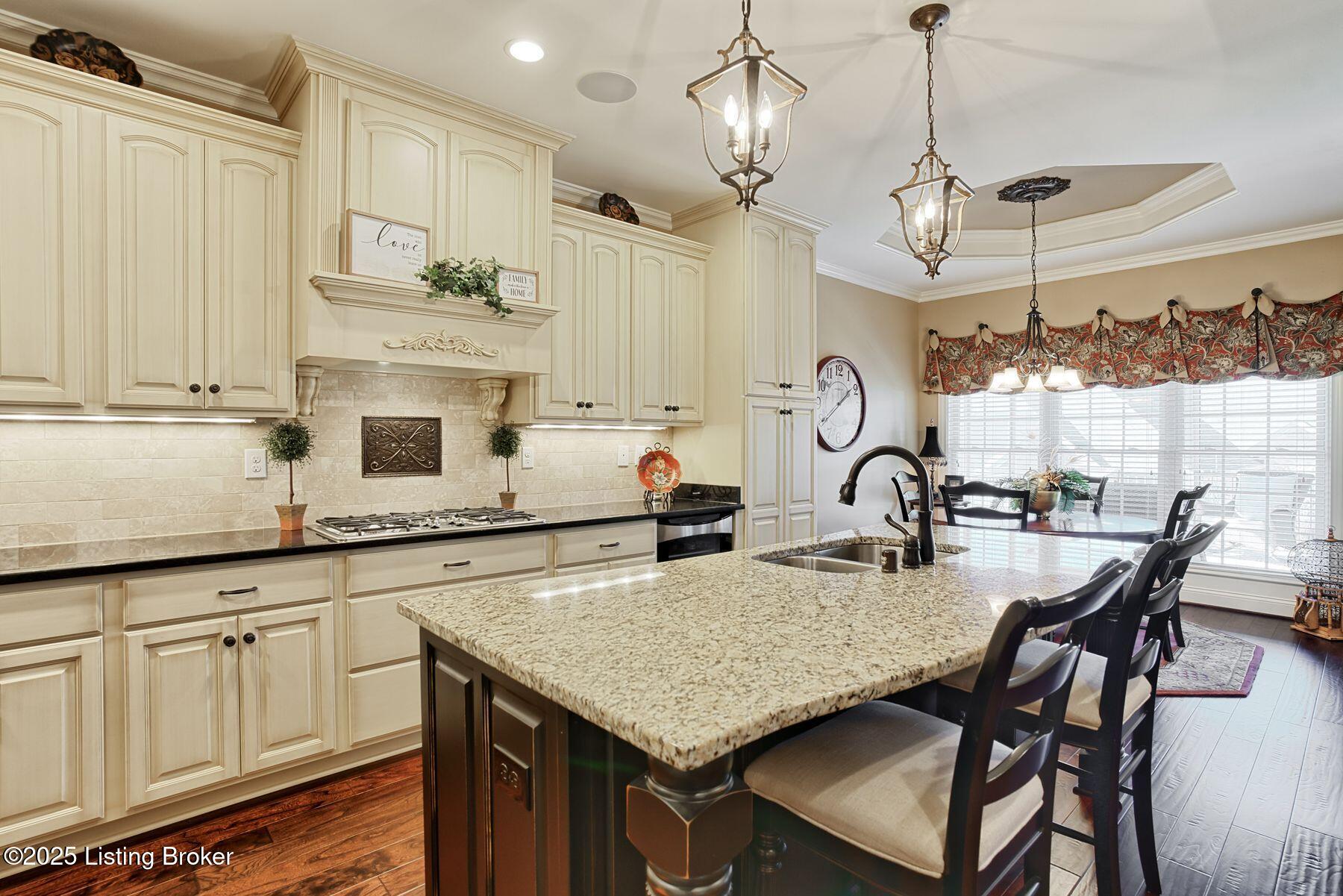 200 Queensway Park Pl