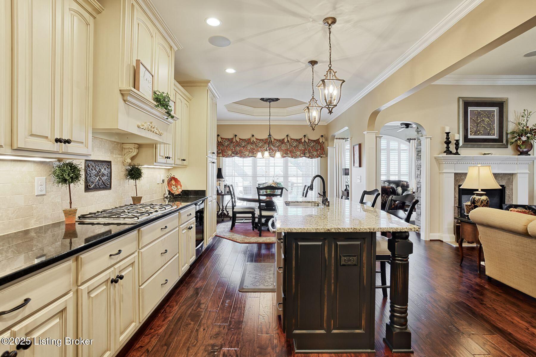 200 Queensway Park Pl