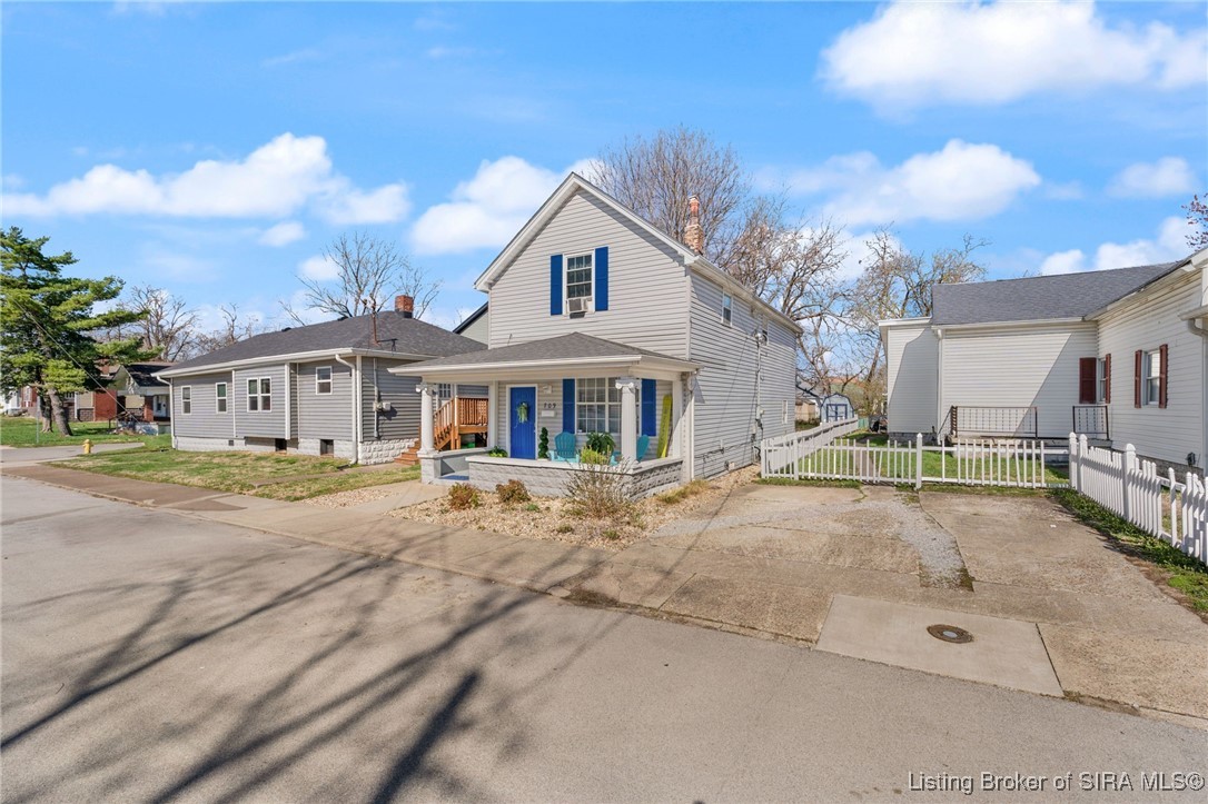 709 E 9th Street
