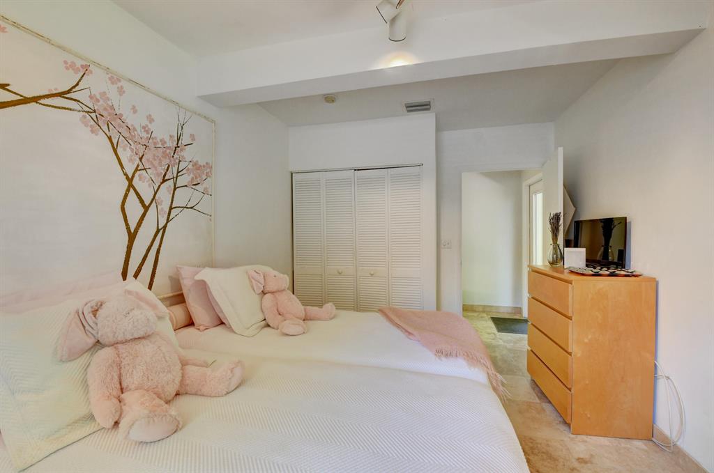 332 SE 7th Avenue