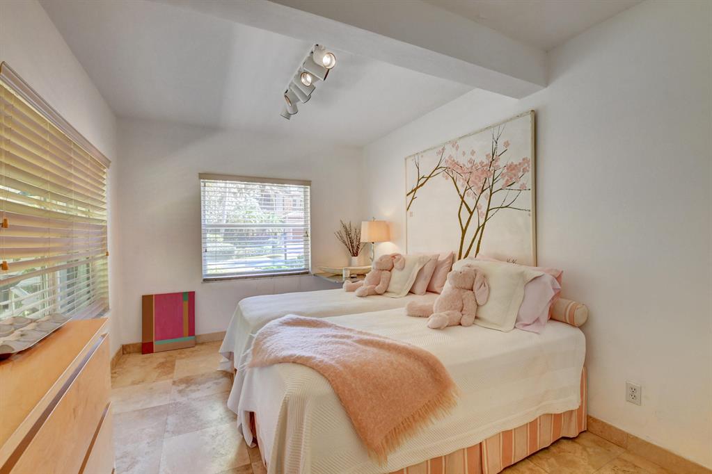 332 SE 7th Avenue