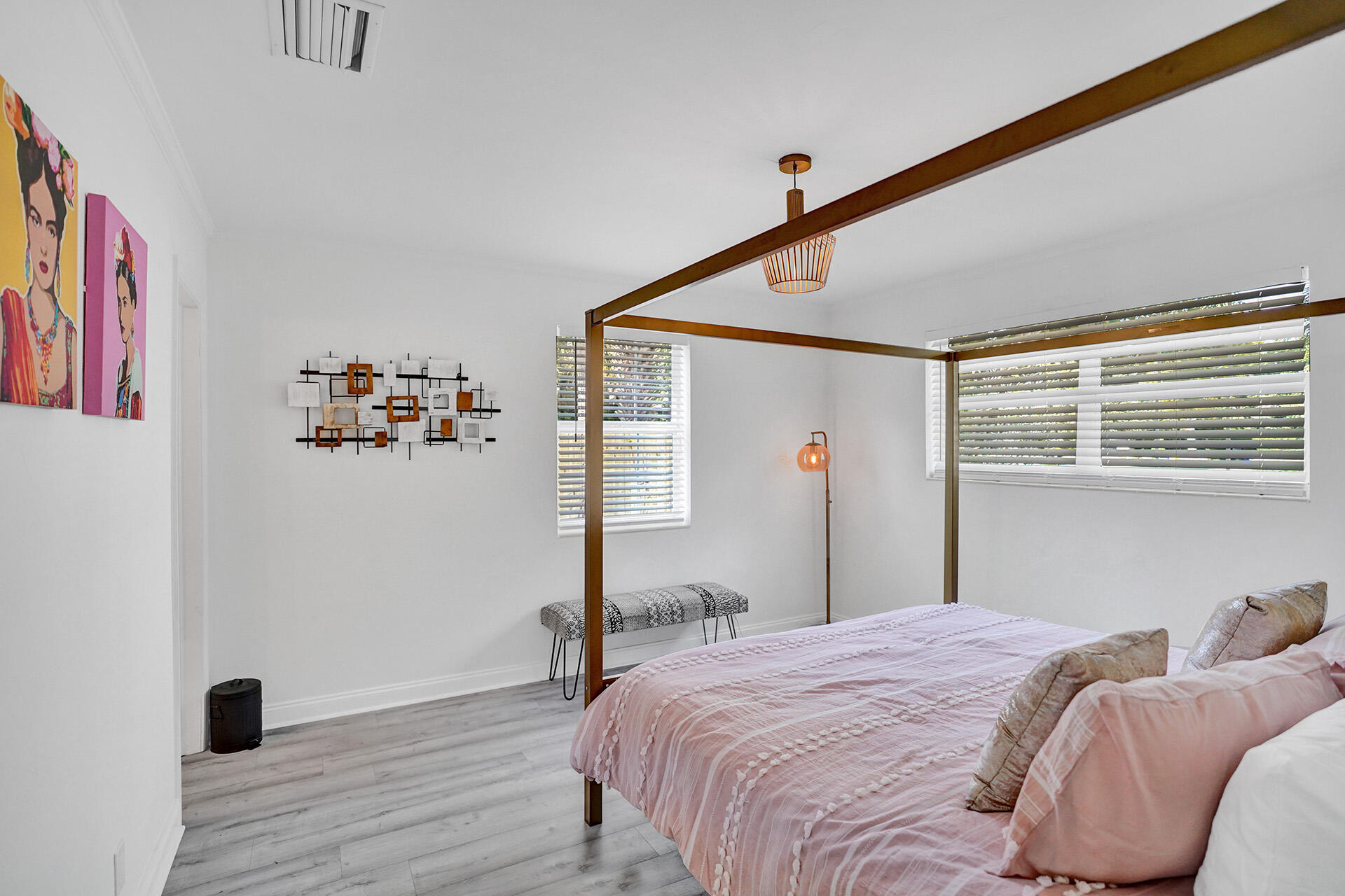 14 S Swinton Circle