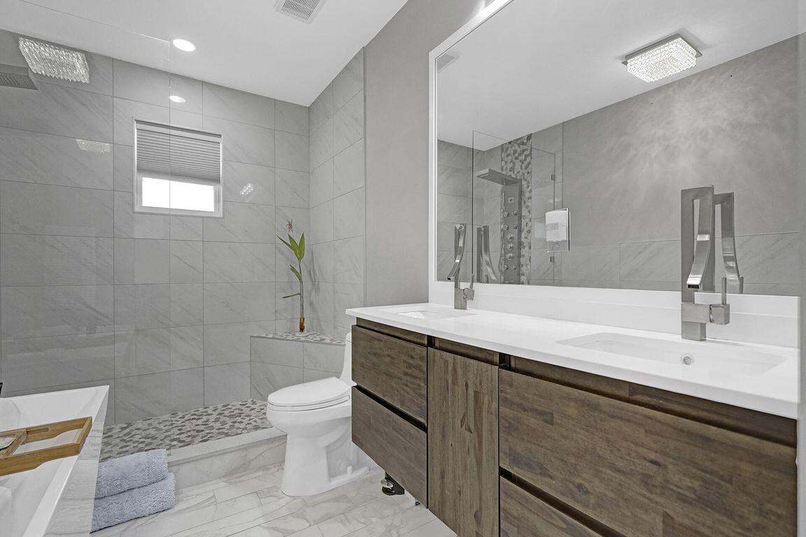 914 SW 27th Place