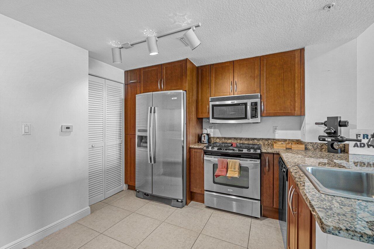 400 N Federal Highway 413