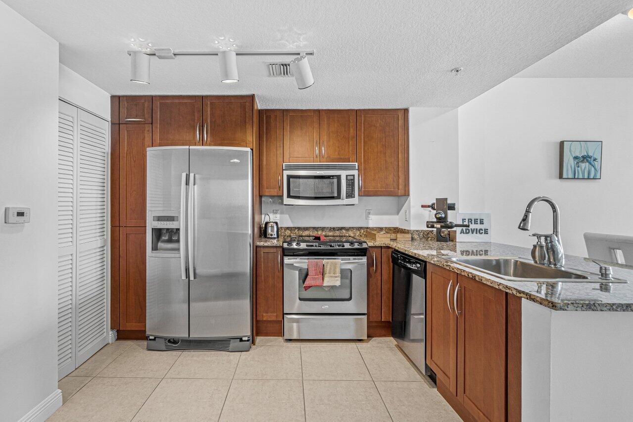 400 N Federal Highway 413