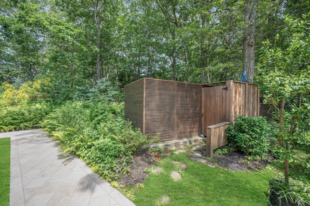 2222 Noyack Road