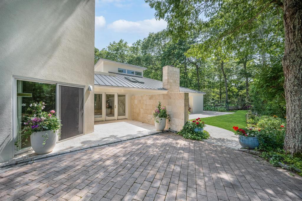 2222 Noyack Road