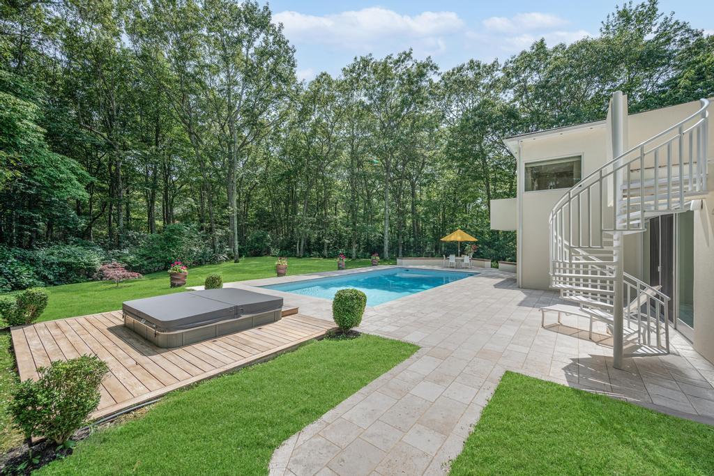 2222 Noyack Road