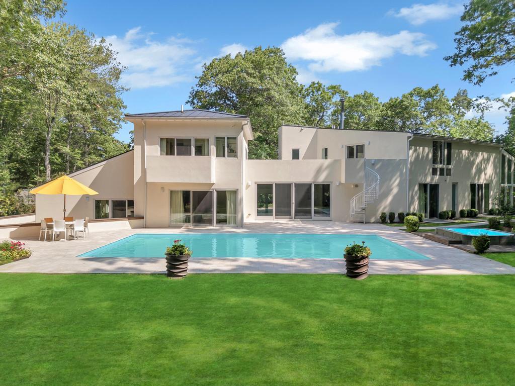 2222 Noyack Road