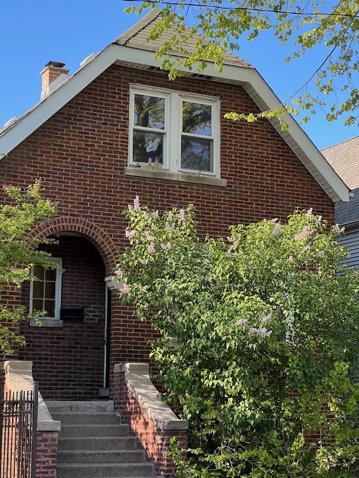 2062 W Belle Plaine Avenue W