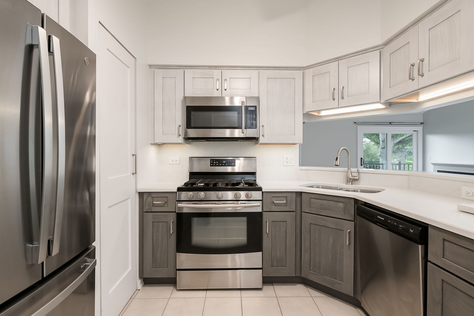 396 Sandhurst Circle Unit: 3