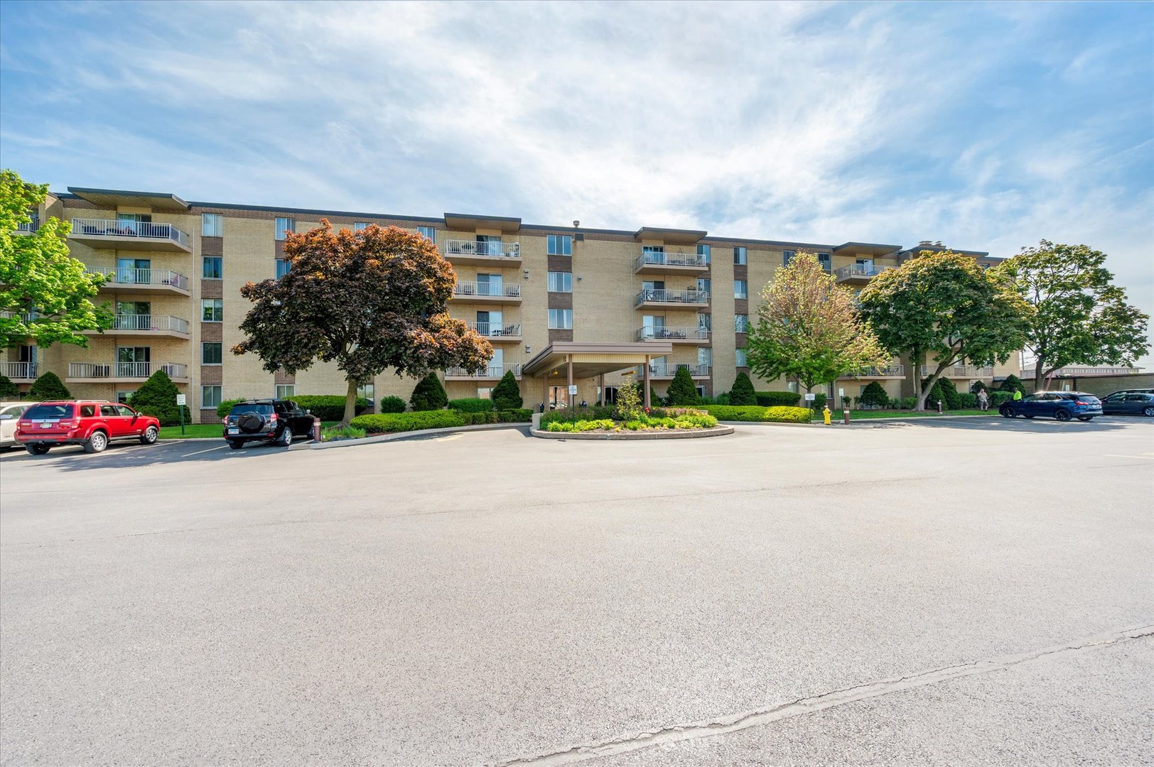 110 W Butterfield Road Unit: 314S