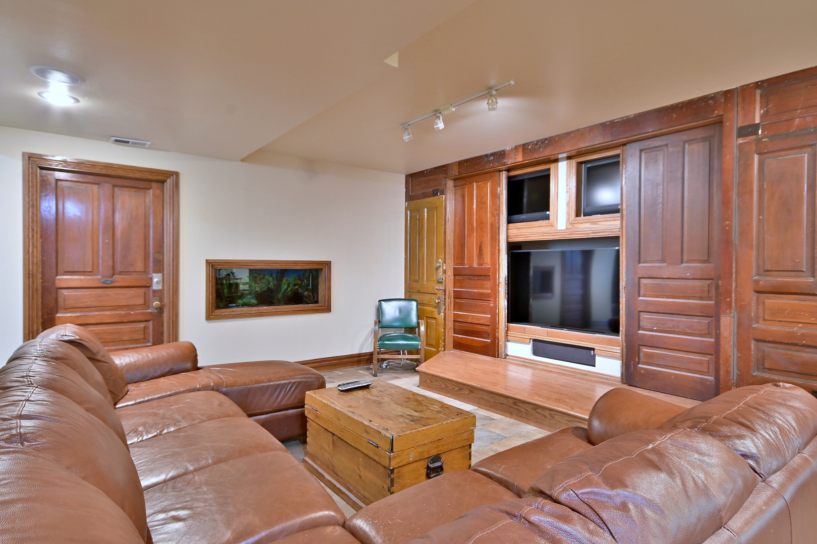 366 W Eggleston Avenue