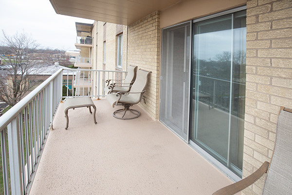 110 W Butterfield Road Unit: 405S
