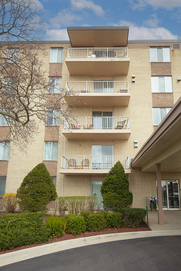 110 W Butterfield Road Unit: 405S