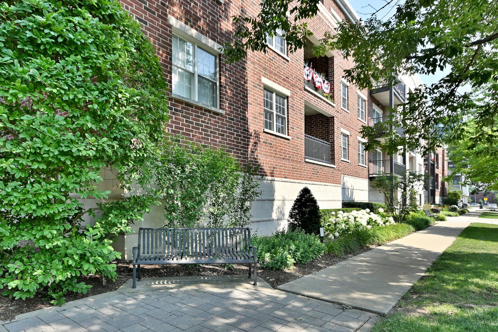 111 N Larch Avenue Unit: 206