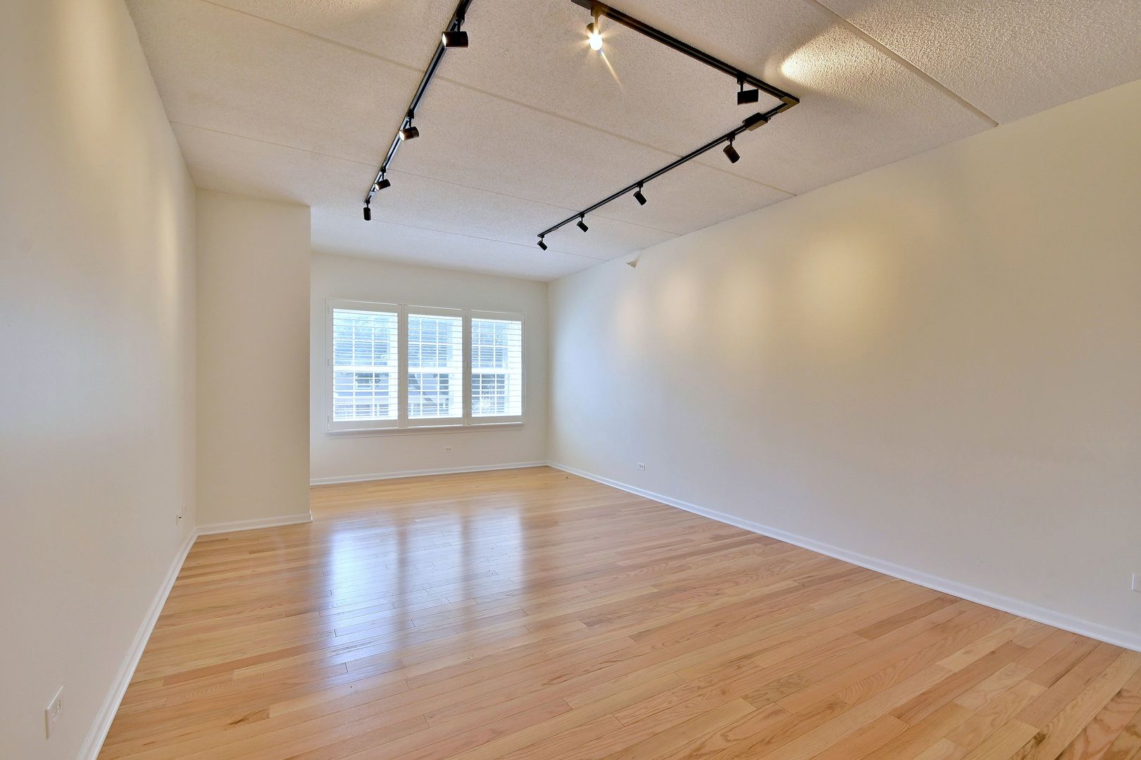 111 N Larch Avenue Unit: 206