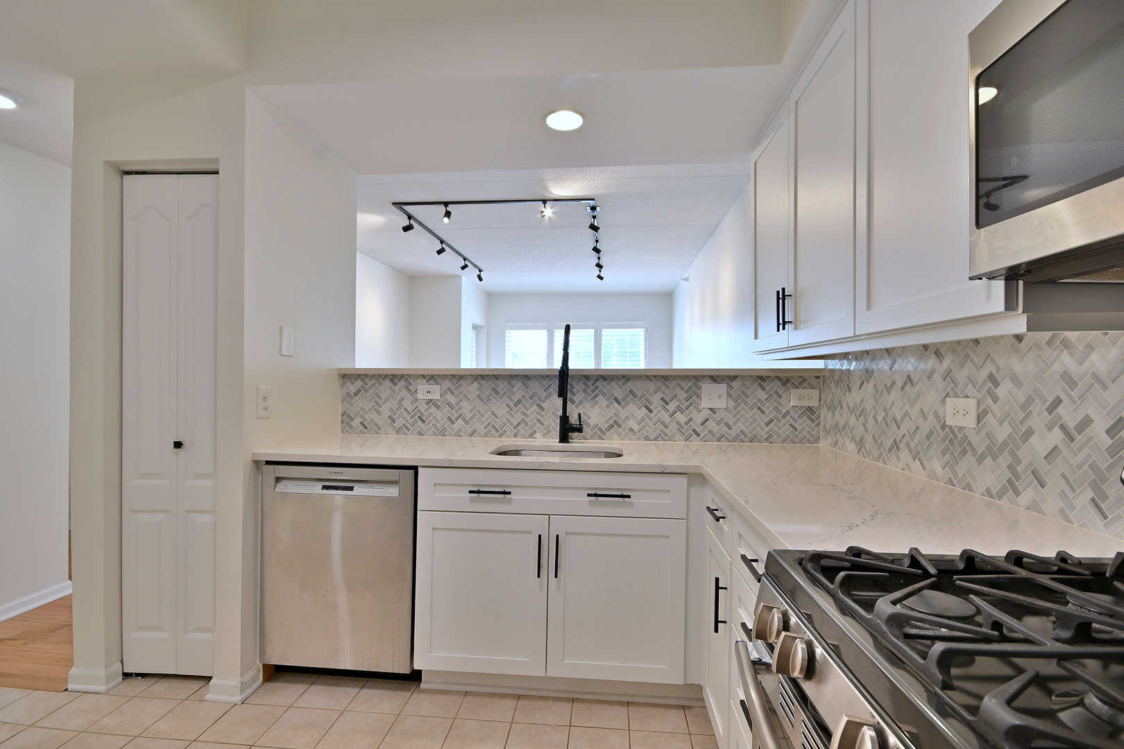 111 N Larch Avenue Unit: 206