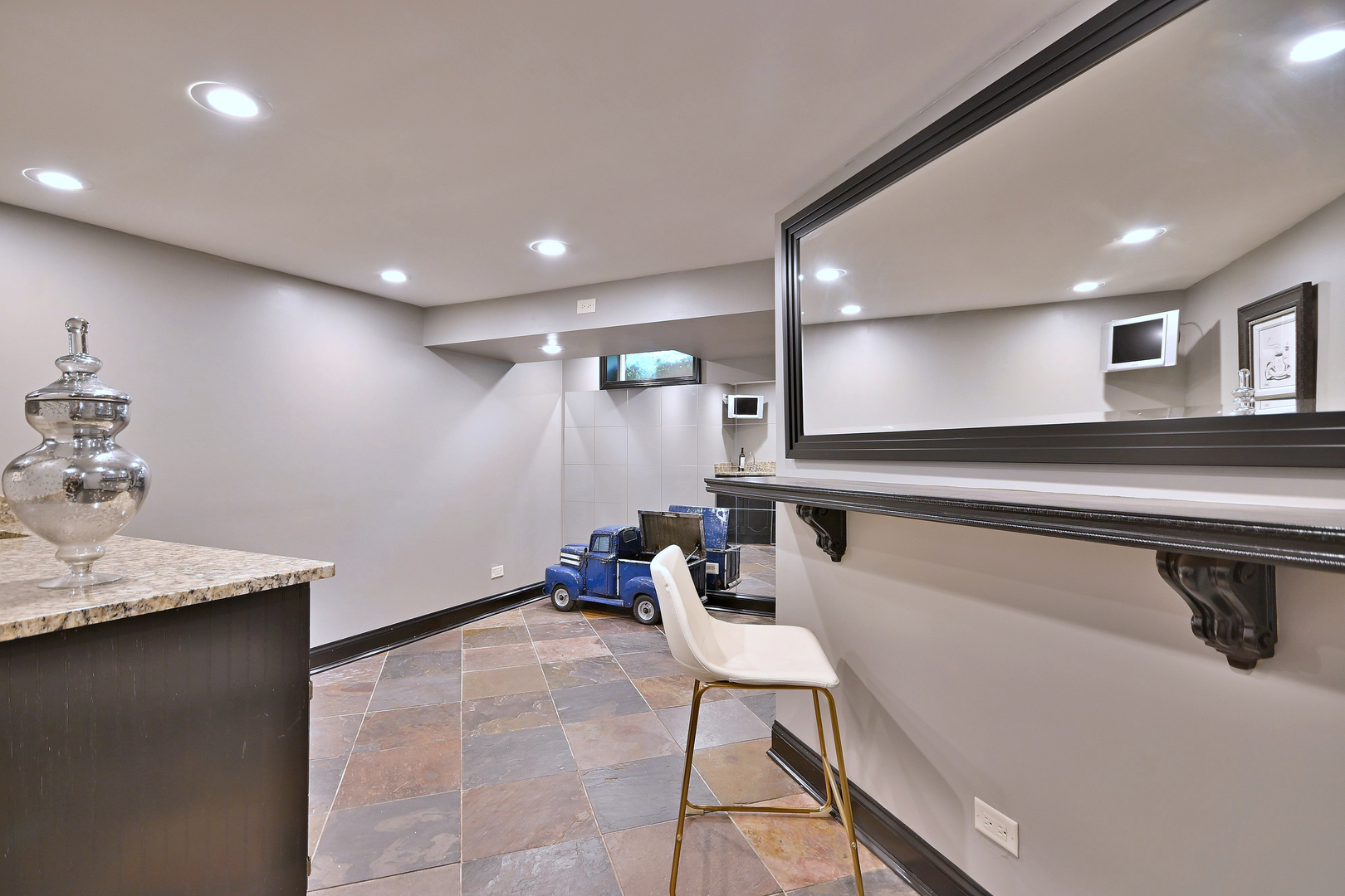 466 S Stratford Avenue