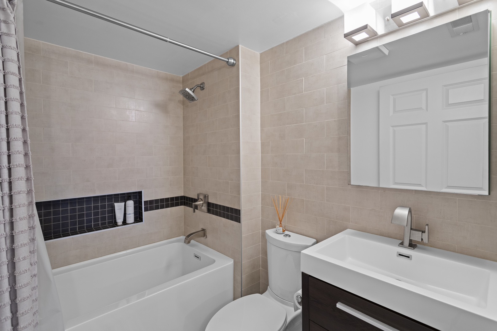 440 E MONTROSE Avenue Unit: 209