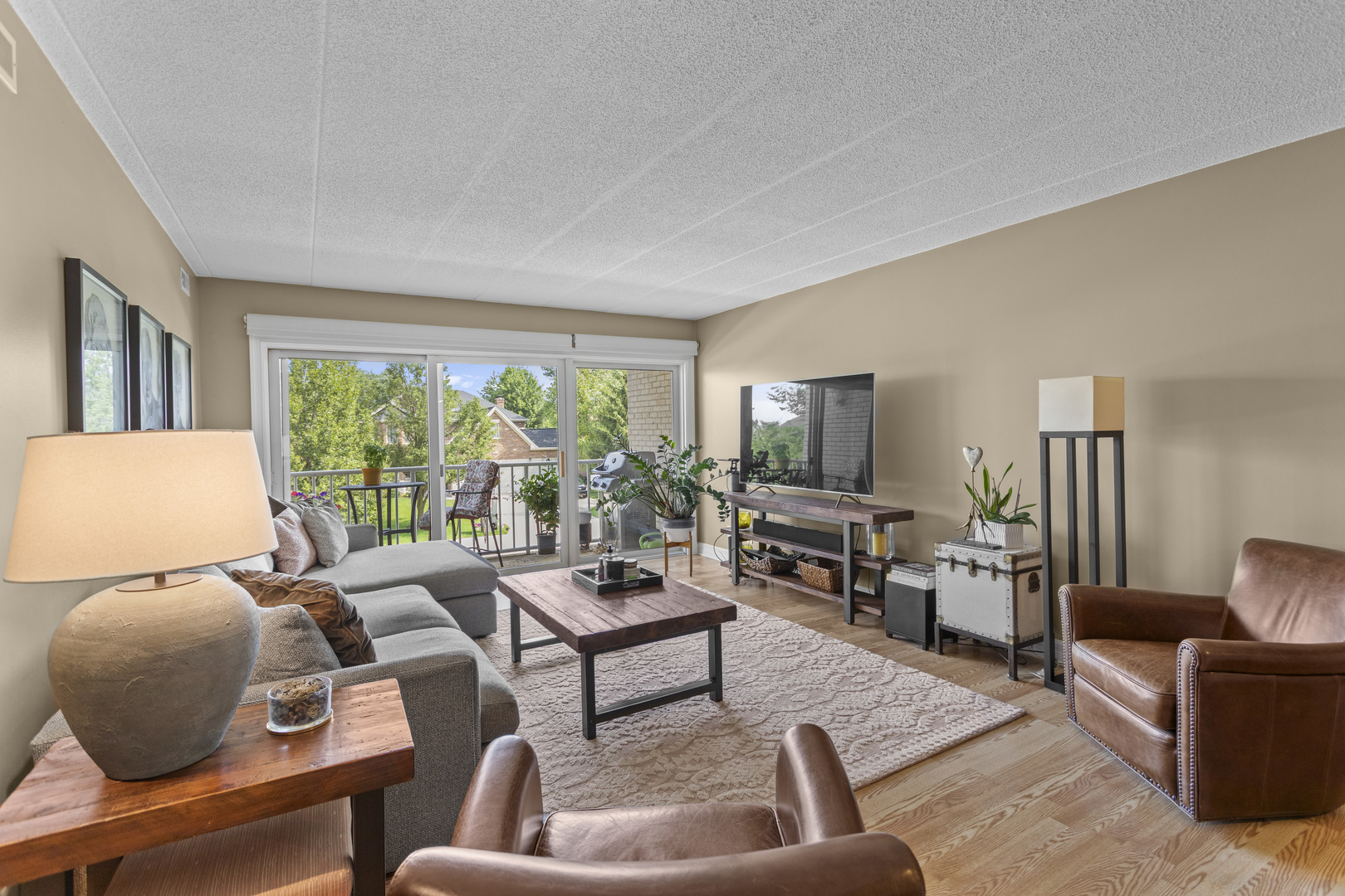 440 E MONTROSE Avenue Unit: 209