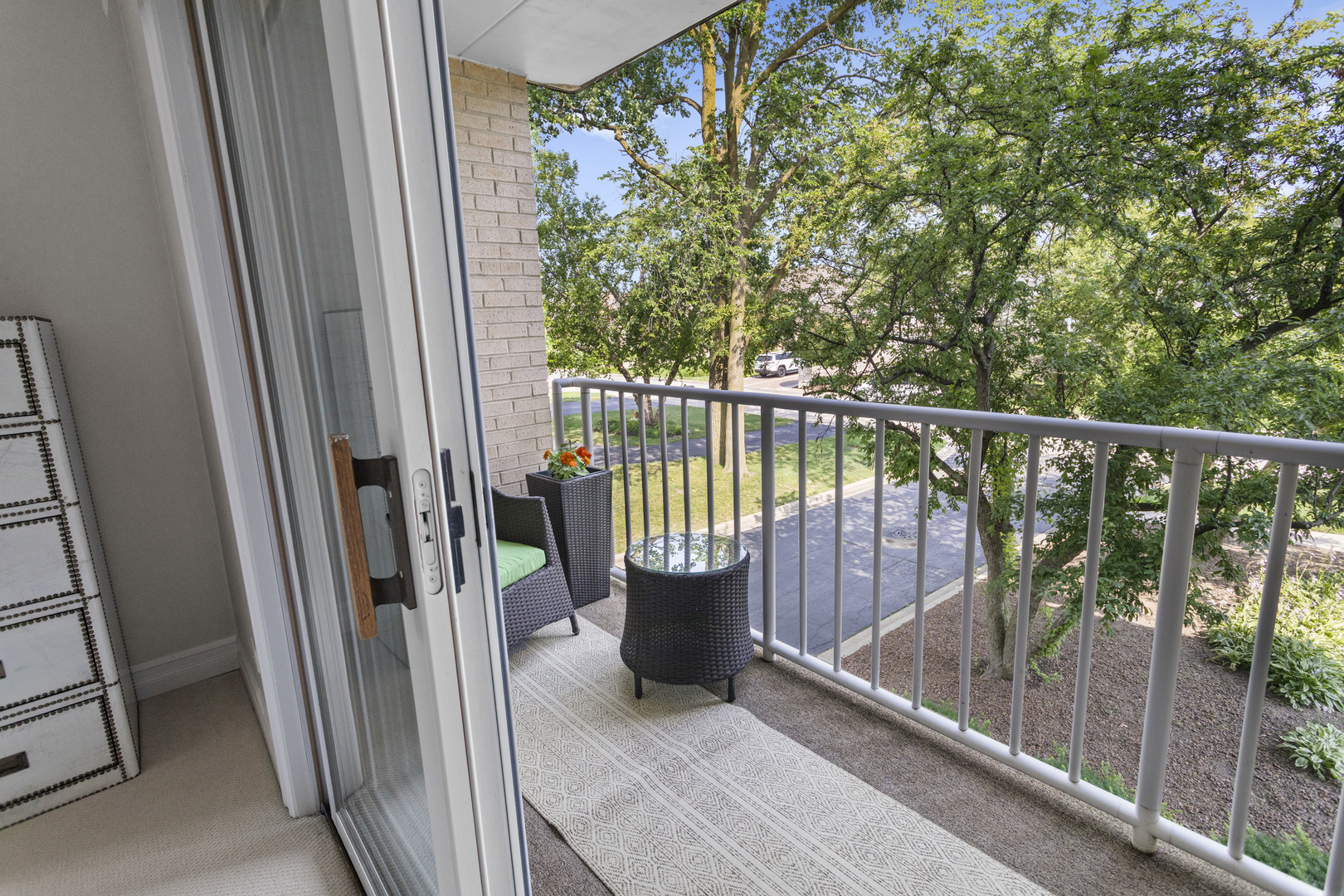 440 E MONTROSE Avenue Unit: 209